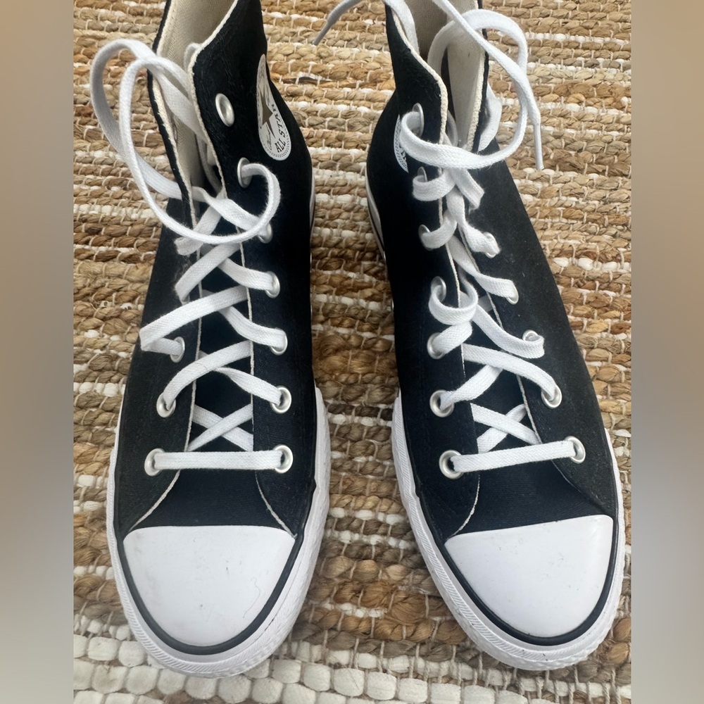 Converse woman’s 8.5 sneakers